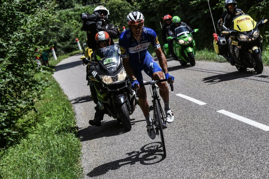 Gilbert formaba parte de la escapada del día con 42 hombres y unos kilómetros antes, en las primeras rampas de ascenso de este puerto, había lanzado un ataque y se quedó en solitario al frente.
