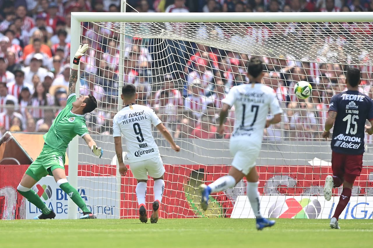 Aunque fue por su propio palo, el arquero Raúl Gudiño (izquierda) poco pudo hacer ante el remate de Carlos González (fuera de la foto).