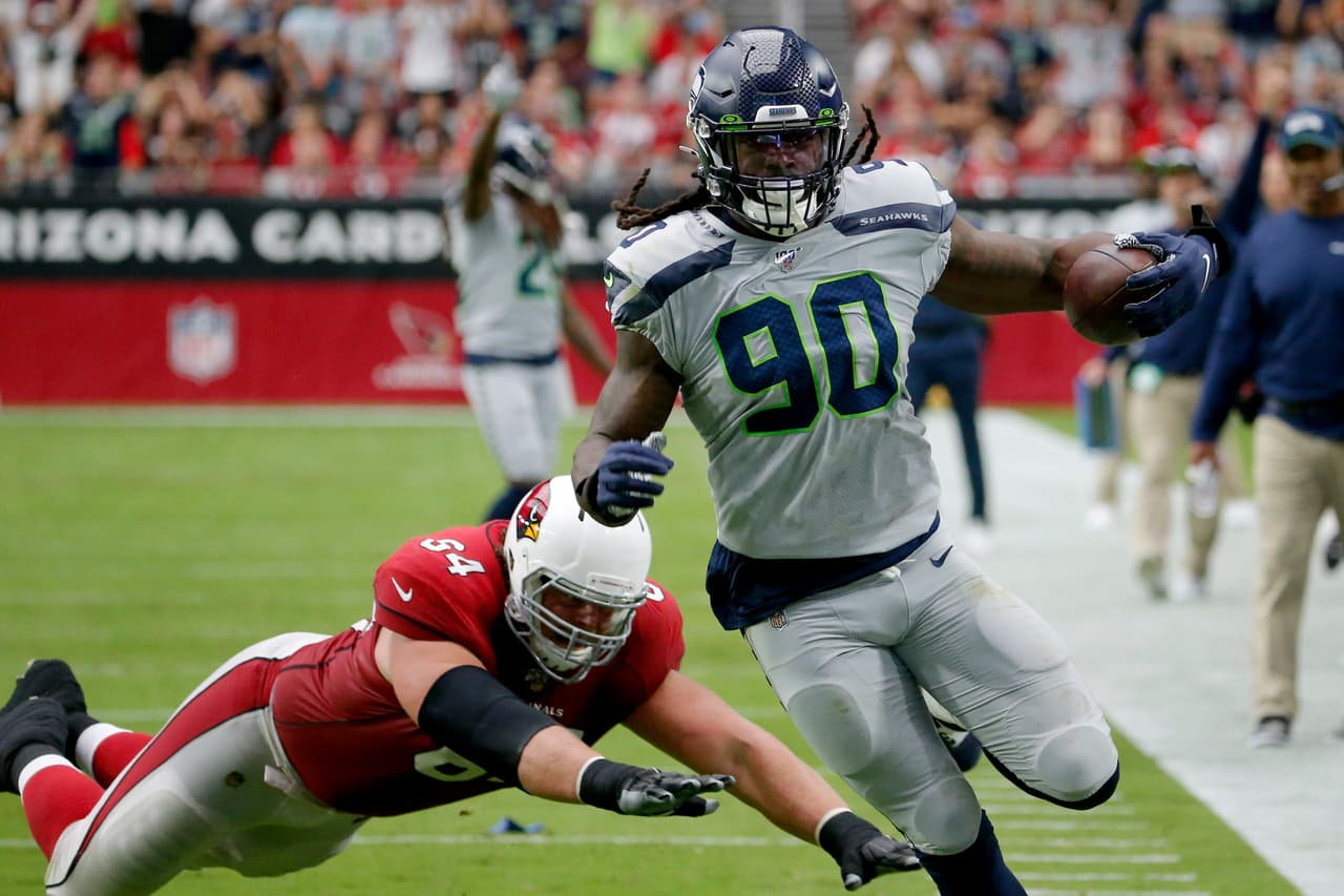 <b>Todo cambió repetinamente</b>
<br>- En septiembre de 2019, antes de comenzar la Temporada 100 de la NFL, fue intercambiado a Seattle Seahawks.
<br>- Llegó a un equipo con igualdad o quizá mayores posibilidades de pelear por un Super Bowl.
<br>- Pero su temporada en 2019 quedó mucho a deber. Fue su peor año.
<br>- Seattle le ofreció un contrato que rechaazó y eso complicó su continuidad en el equipo, hoy está considerado como uno de los agentes libres top.
<br>- Han pasado algunos meses desde que no se arregla con Seahawks y ninguno de los otros 30 equipos (descartando a Houtson) lo ha buscado.