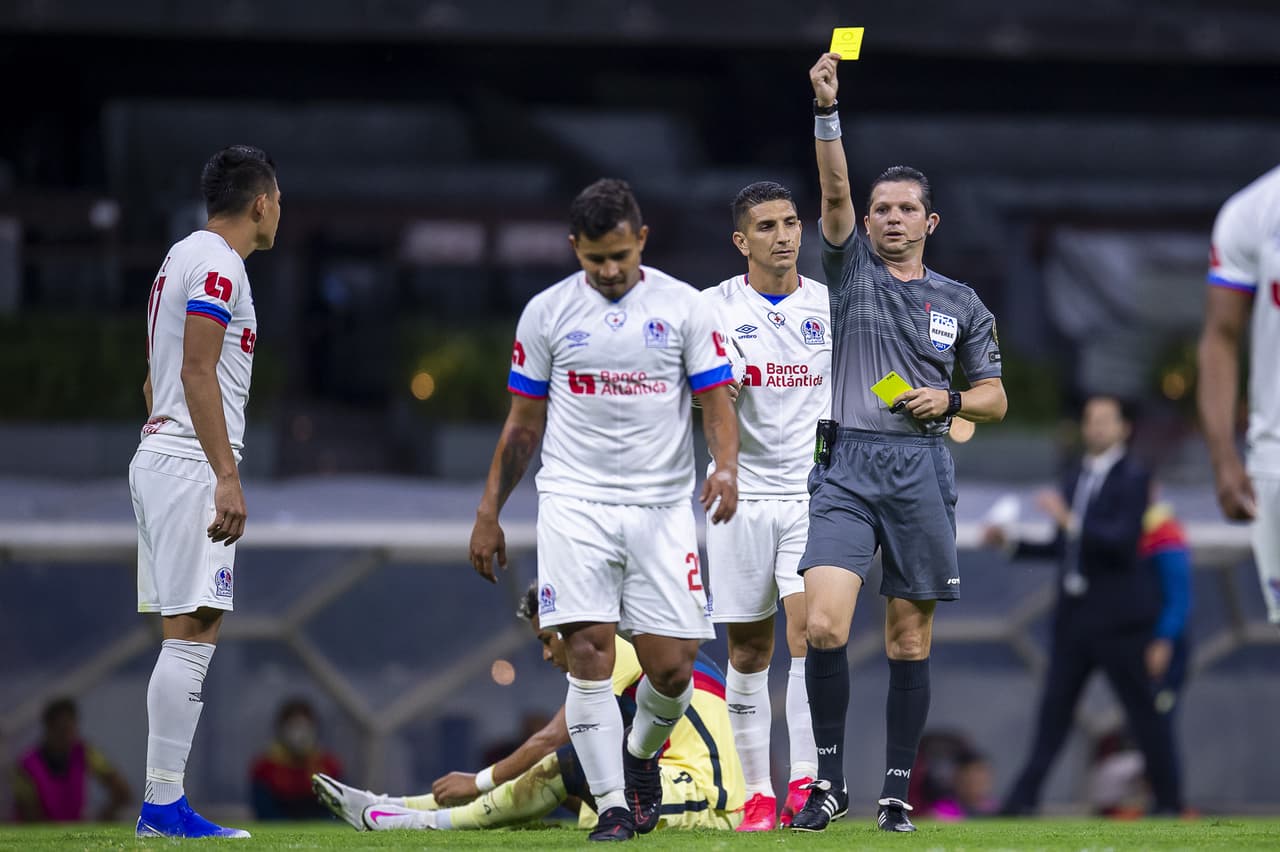 En un duelo lleno de faltas, América cae 0-1 con el Olimpia, pero consiguen su pase a los cuartos de final gracias a la victoria 1-2 del partido pasado en Honduras.