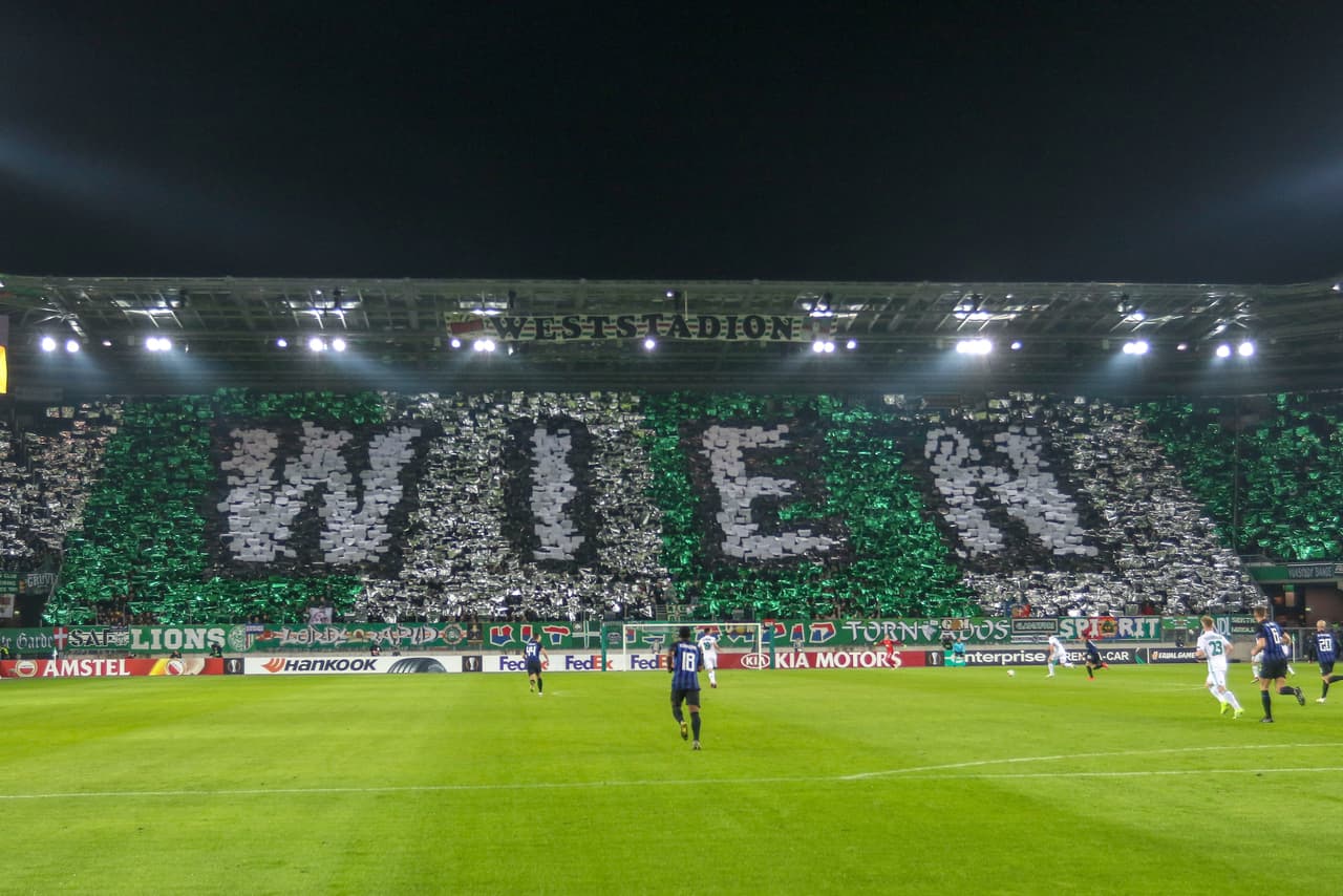 En el estadio del Rapid Viena se vivió una emocionante atmósfera futbolera en un juego muy complicado ante el Inter de Milán. Los fanáticos locales se hicieron sentir con un mosaico precioso en honor al club, así como con banderas y cantos inagotables.