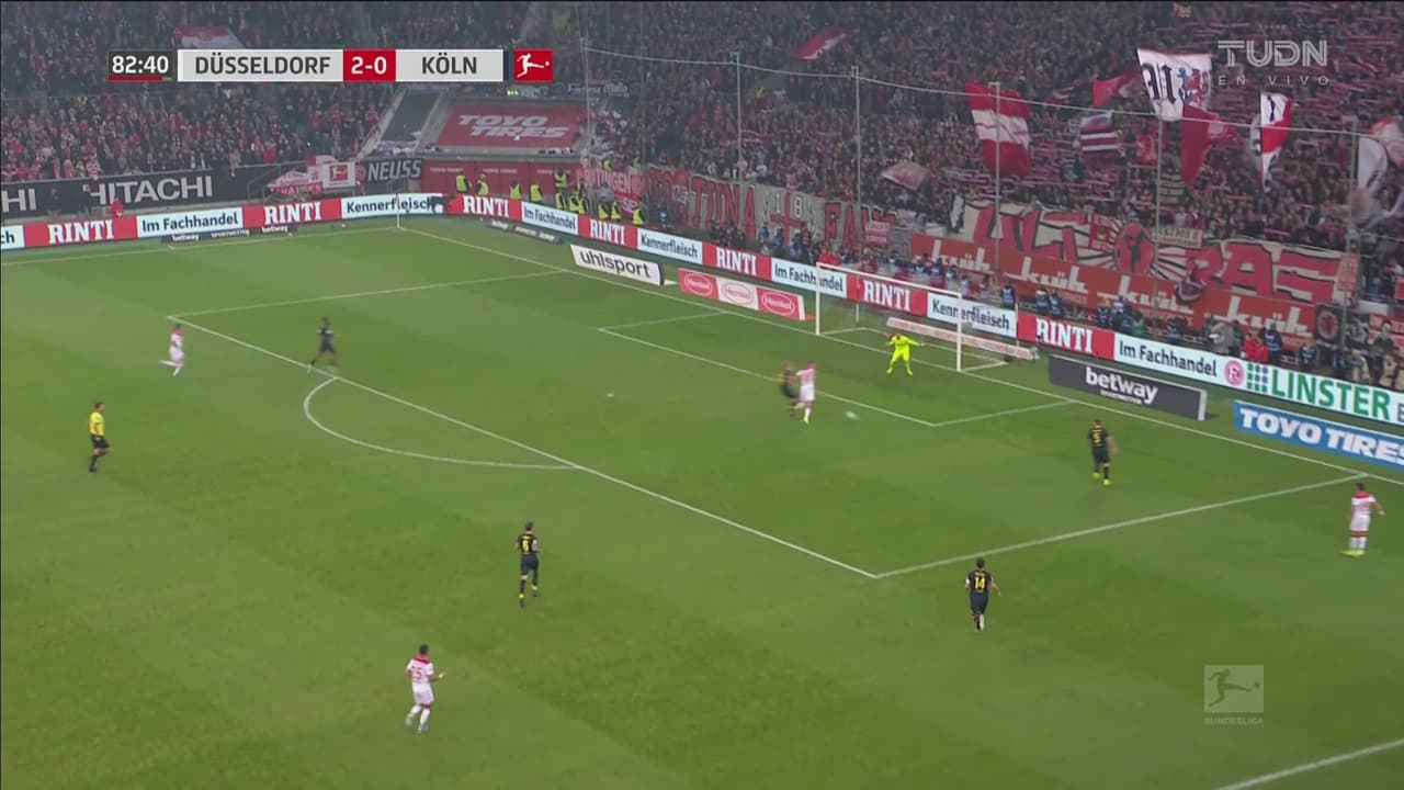 El tercero quedó a centímetros, el balón raspó el poste del Koln