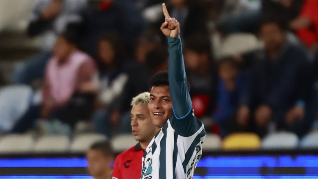 ¡Qué momento! Emilio Martínez da la playera de su primer gol a sus papás