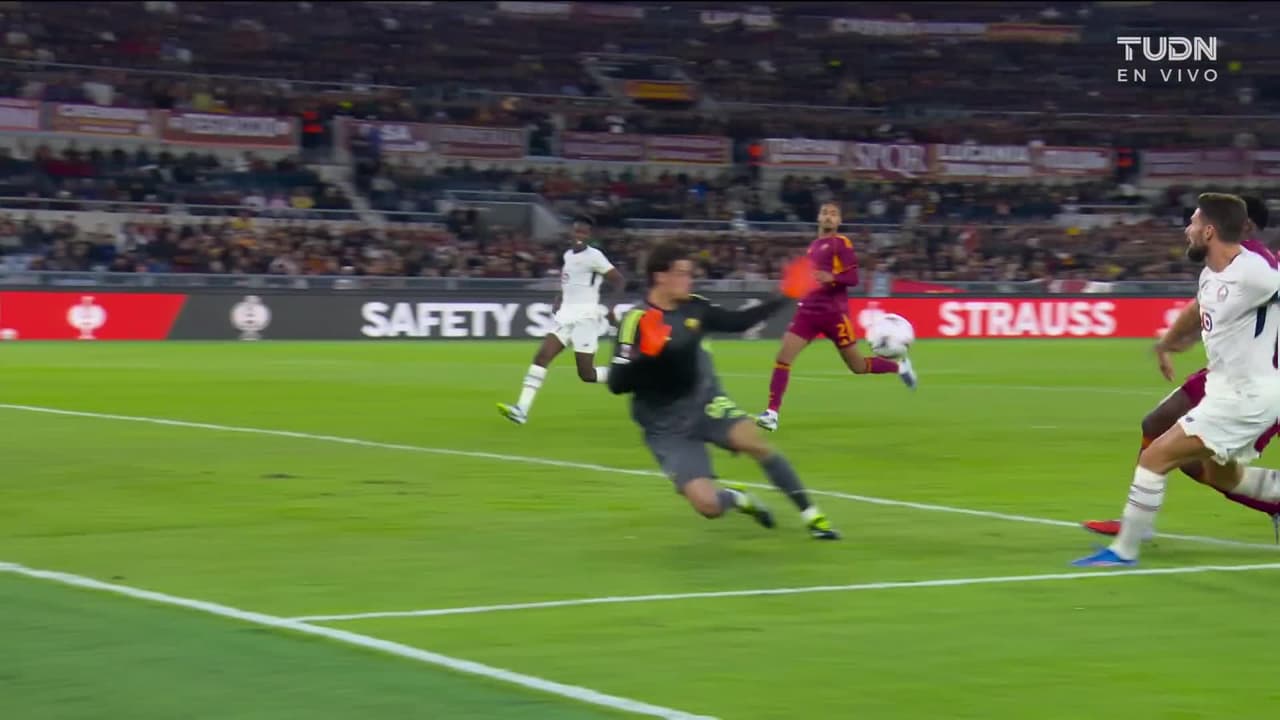 Giroud falla una clara de gol, pero le marcan fuera de juego