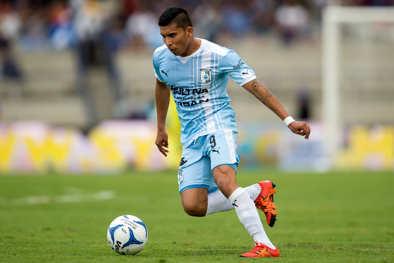 Siguiendo con la media cancha tenemos a Orbelin Pineda, el jugador ha sido de las contrataciones que más ha redituado con goles y buenas actuaciones, este volante ofensivo es formado en los Gallos del Querétaro.