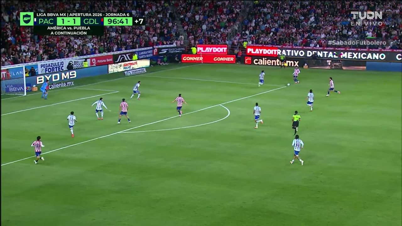 Arranca el partido y la pelota está en juego.