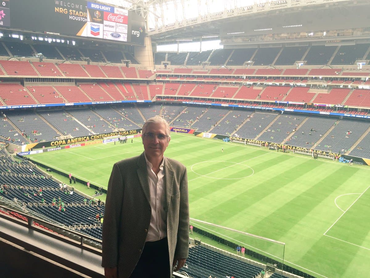 El mexicano Mauricio García de la Vega, dueño del club holandés Roda JC, fue expulsado por sus propios fanáticos por no pagar sueldos a sus jugadores.