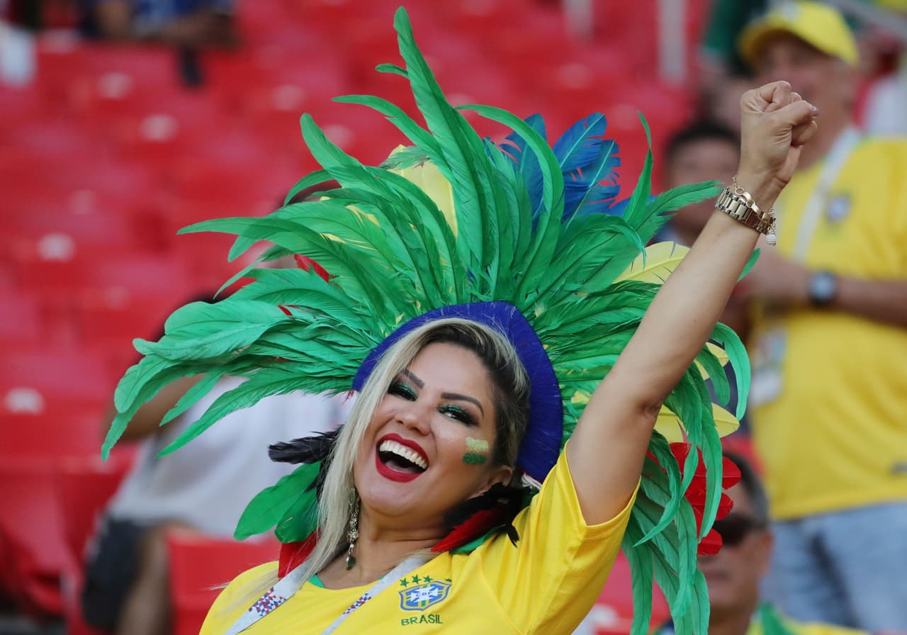 Moscow (Russian Federation), 27/06/2018.- A supportersof Brazil before the FIFA World Cup 2018 group E preliminary round soccer match between Serbia and Brazil in Moscow, Russia, 27 June 2018. (RESTRICTIONS APPLY: Editorial Use Only, not used in association with any commercial entity - Images must not be used in any form of alert service or push service of any kind including via mobile alert services, downloads to mobile devices or MMS messaging - Images must appear as still images and must not emulate match action video footage - No alteration is made to, and no text or image is superimposed over, any published image which: (a) intentionally obscures or removes a sponsor identification image; or (b) adds or overlays the commercial identification of any third party which is not officially associated with the FIFA World Cup) (Mundial de Fútbol, Brasil, Moscú, Rusia) EFE/EPA/ABEDIN TAHERKENAREH EDITORIAL USE ONLY