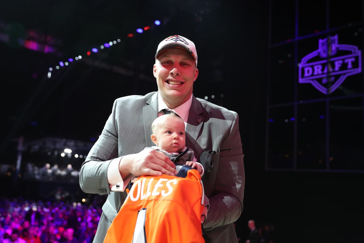 <b>20 GARETT BOLLES | OT Denver Broncos</b>
<br>Universidad: Utah
<br>Estatura: 6’5’’
<br>Peso: 298 libras
<br>
<br>Destacar: De adolescente preocupaba que su ruta hasta el colegial fue hecha únicamente en Utah.
<br>
<br>Resumen: Excelente atletismo que dejó a los exploradores muy entusiasmados con su potencial a los 25 años de edad. Comodín en una clase de línea ofensiva relativamente débil.
<br>
<br>Conclusión: Bolles es el primer jugador de Utah reclutado en la primera ronda desde 2005, el QB Alex Smith.