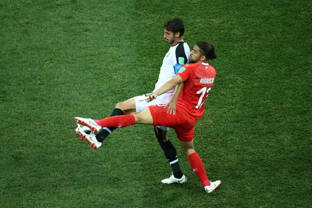 El defensa helvético Ricardo Rodríguez (13) llegando a ejercer presión sobre el cerebro de la selección costarricense Bryan Ruiz. Costa Rica comandaba las acciones en el terreno.