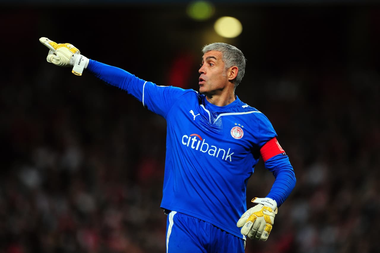 Él alzó la Eurocopa 2004 y se retiró a la edad de
<b>41 años.</b>