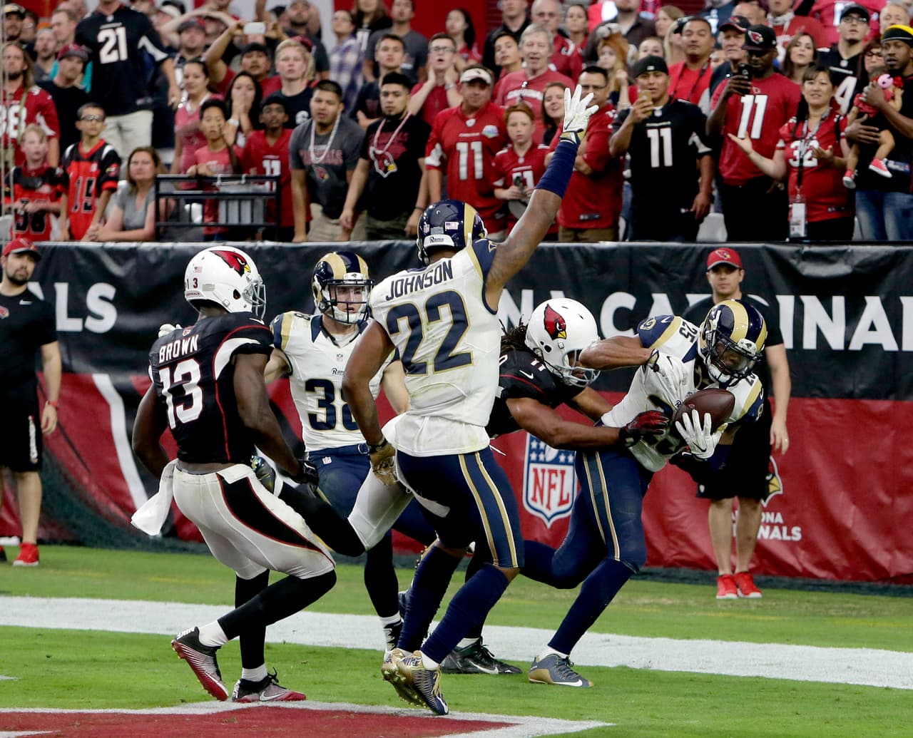 Trumaine Johnson #22 de los Rams celebró que su compañero, el safety fuerte T.J. McDonald #25, interceptara en la zona de anotación un pase dirigido a Larry Fitzgerald #11 de los Cardinals.