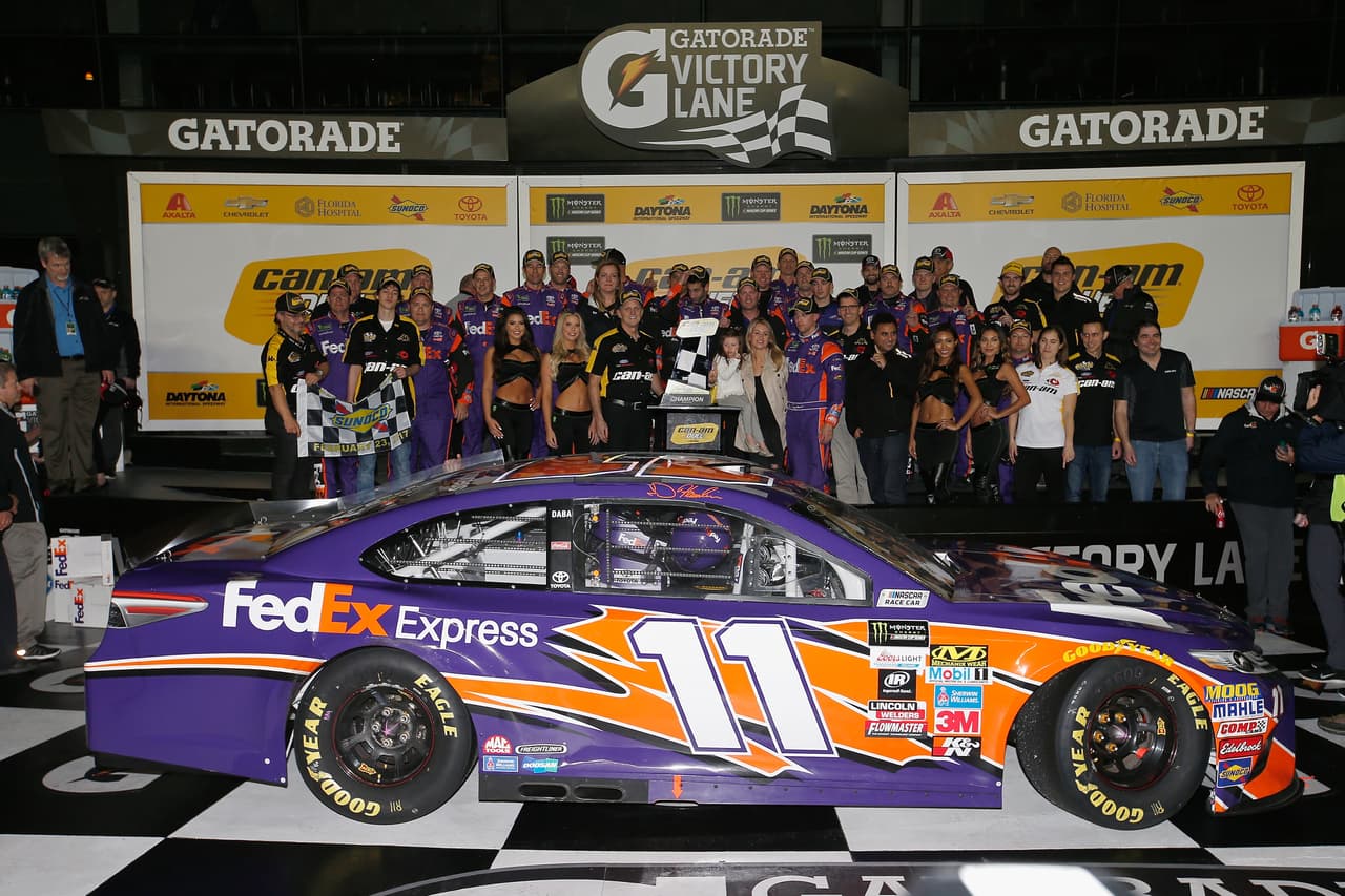 La euforia llegó en el equipo Joe Gibbs Racing gracias al triunfo del auto 11 de Hamlin.