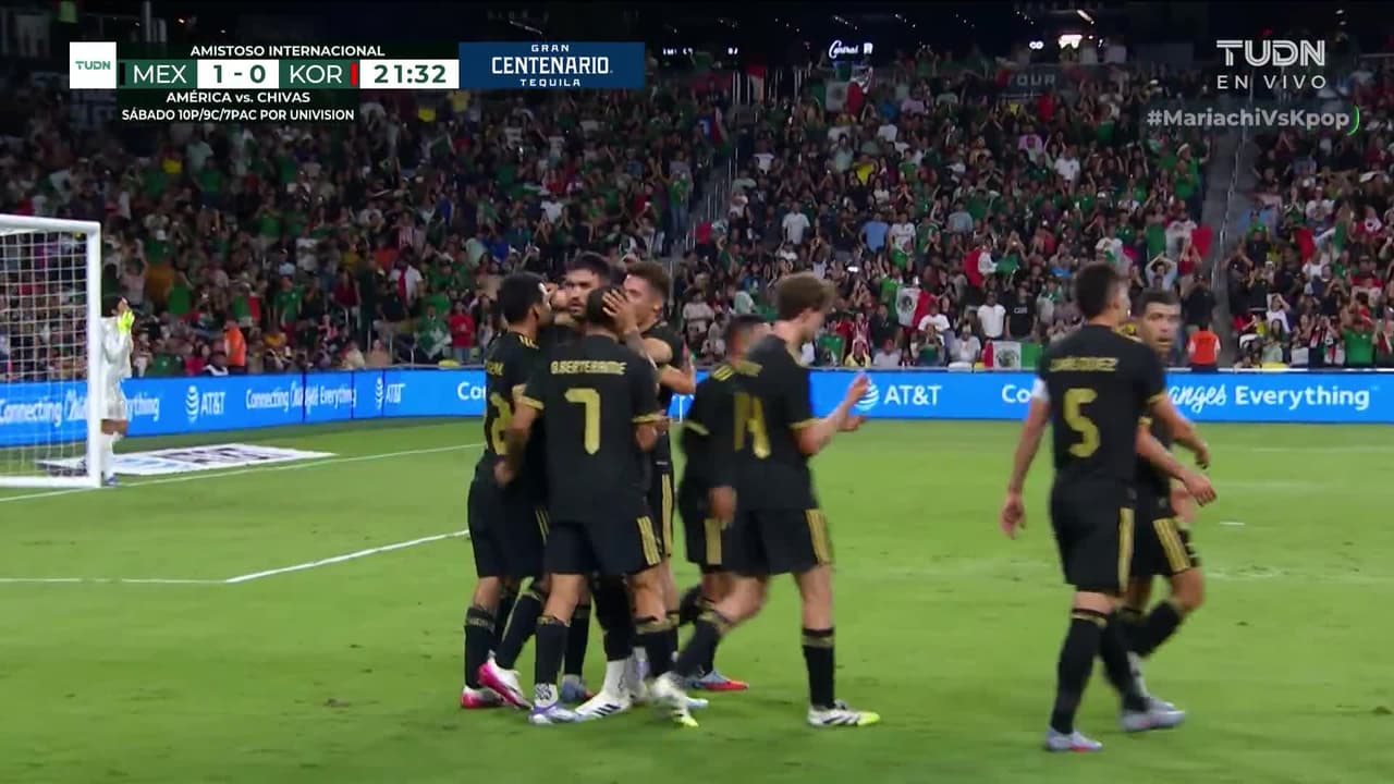 ¡GOL!  anota para México. Raúl Jiménez