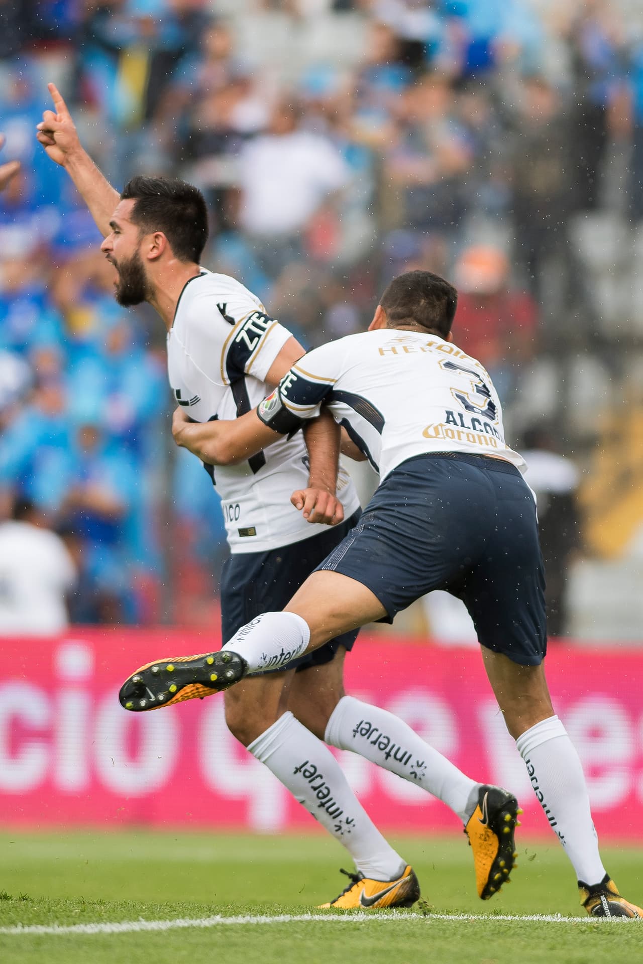 Luis Fernando Quintana abrió el marcador al minuto 20 rematando un balón suelto en el área. Fue la única alegría de Pumas en el partido.