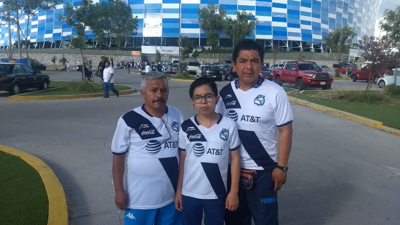 Fanáticos de Puebla en las afueras del Estadio Cuahutémoc previo al juego contra Veracruz.