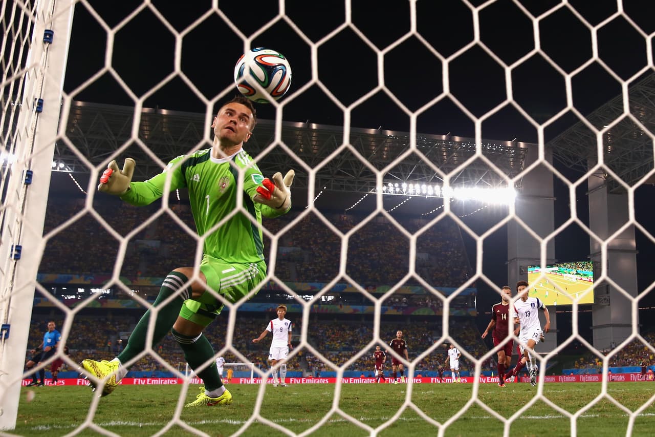 Sin embargo, algo misterioso le ha ocurrido con el correr de los años. Sus errores han sido costosos para una selección rusa que casi siempre decepciona.