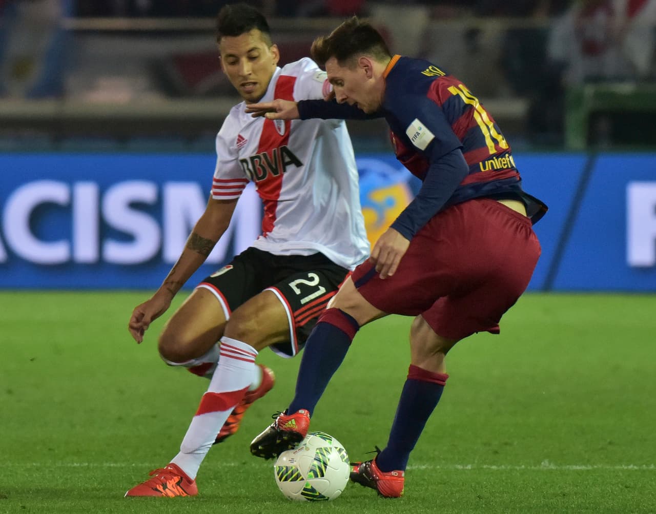 Lionel Vangioni, luego de enfrentar a Messi en la final del Mundial de Clubes en 2015, entró en la lista de playeras coleccionadas por 'La Pulga'.