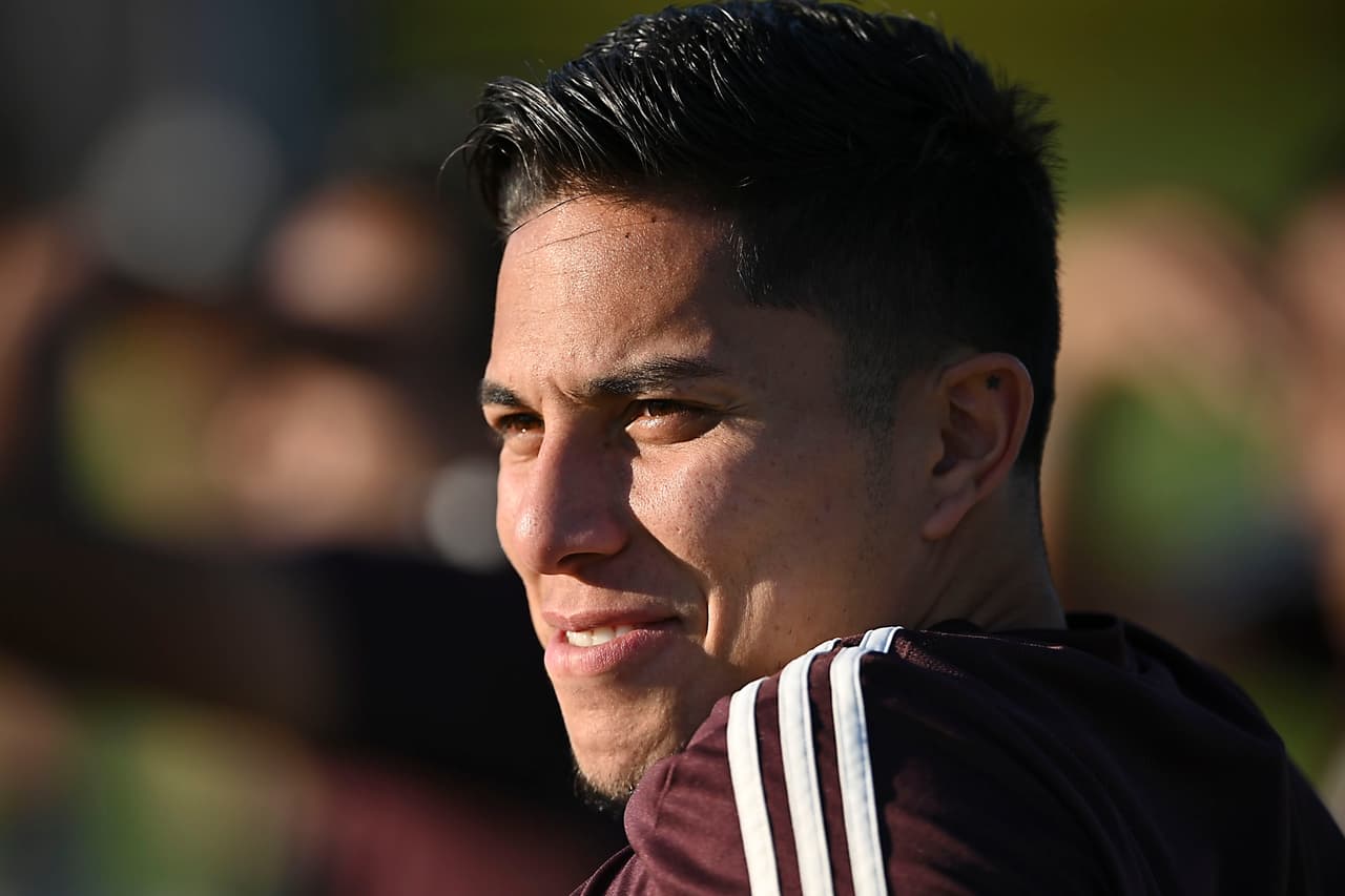 Uno de los jugadores repatriados recientemente desde Europa, Carlos Salcedo, ahora de los Tigres mirando durante la práctica del día.