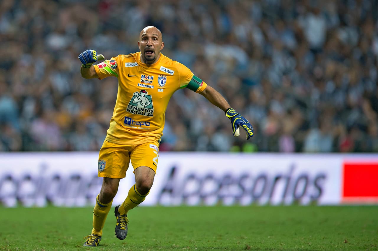 Oscar 'Conejo' Pérez fue campeón con Pachuca después de 18 años de no serlo. Al portero le llegó su segundo o tercer aire el torneo pasado con los Tuzos. Veremos si otra vez puede ayudar a su equipo para conseguir el título.