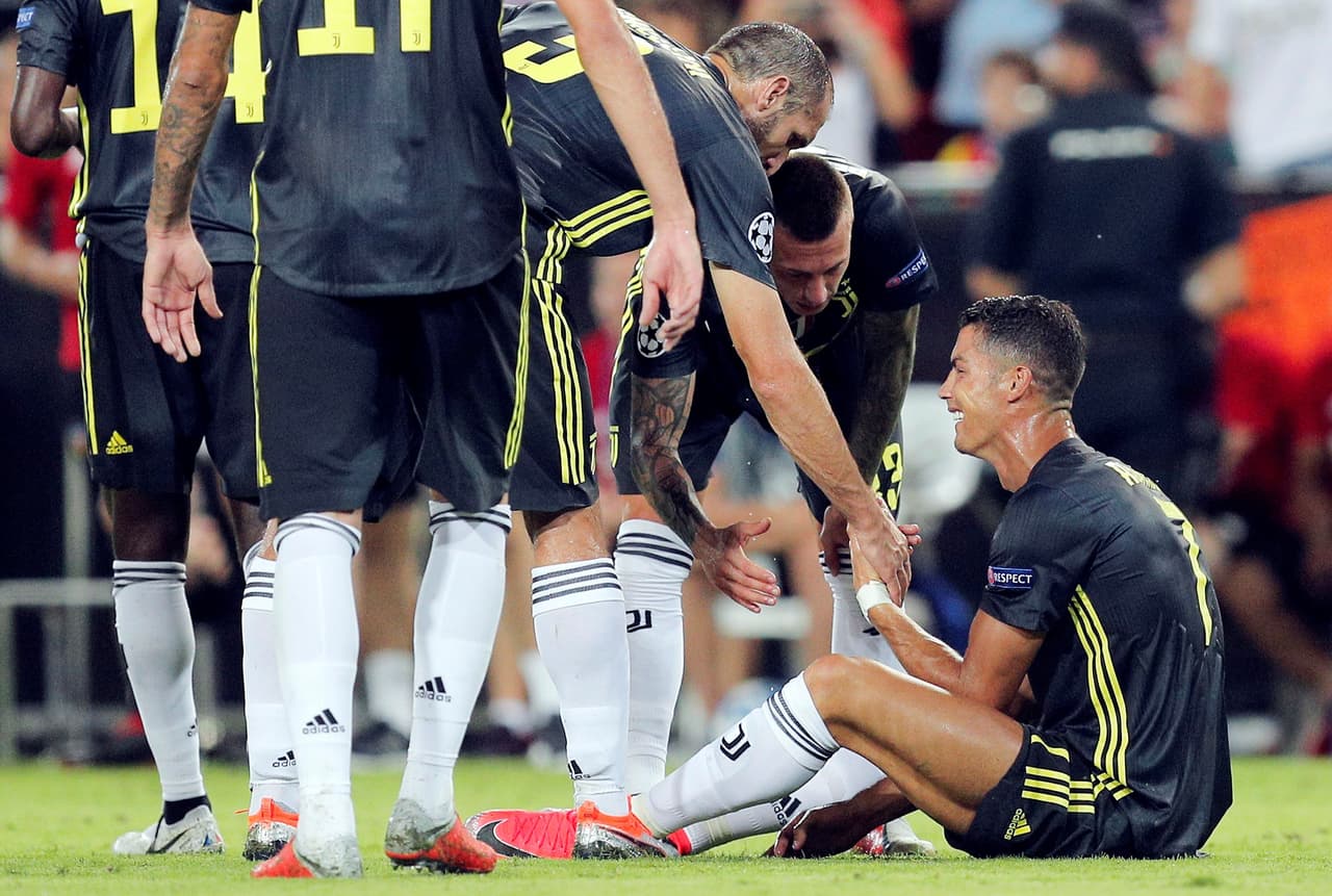 Con impotencia y rabia el portugués fue levantado por sus coequiperos quienes le daban alientos para seguir.