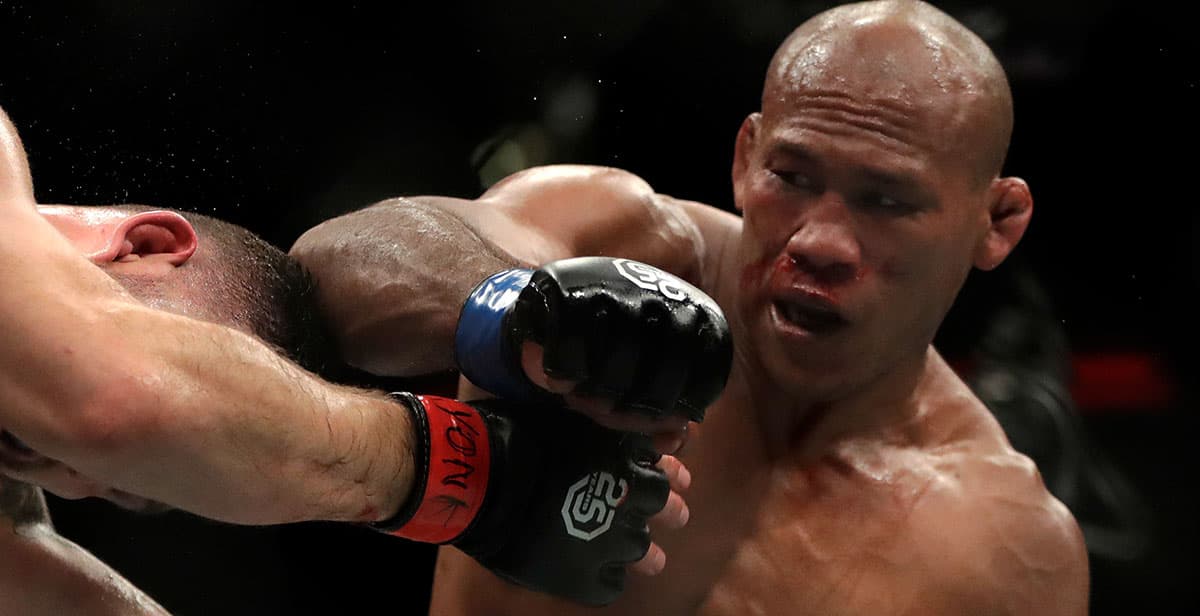 El peleador brasileño de UFC Ronaldo Souza arrojó positivo por coronavirus y queda fuera del cartel de UFC 249 que se celebrará este sábado.