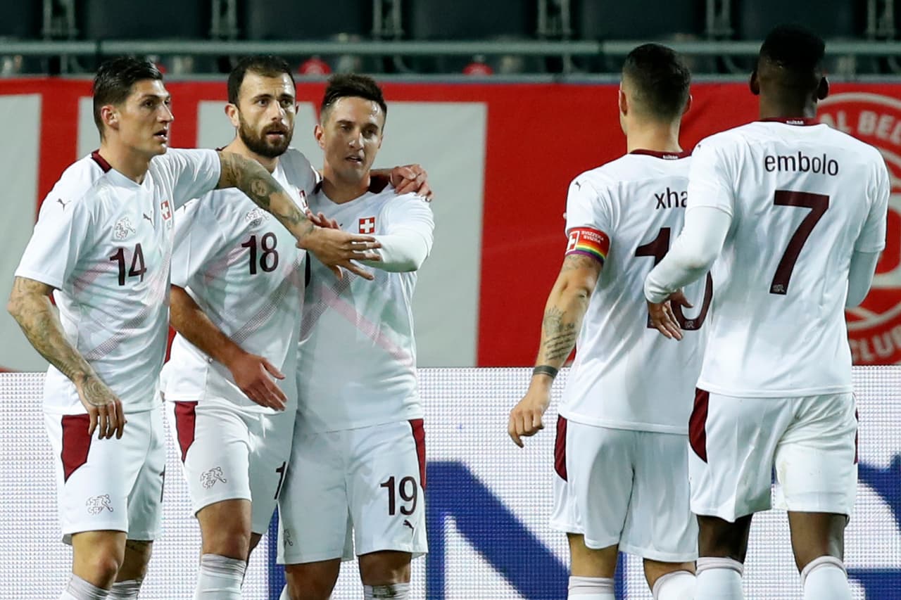 Bélgica se impone a Suiza 2-1 en partido amistoso. Sin los titulares Hazard, Lukaku, De Bruyne y Courtois, Batshuayi marcó un doblete para remontar el partido. Para los suizos, Mehmedi aprovechó regalo de los belgas e hizo el único tanto para su escuadra.