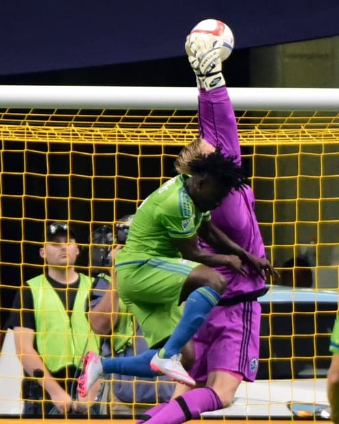 Oba Martins y el arquero David Ousted en el Sounders-Whitecaps