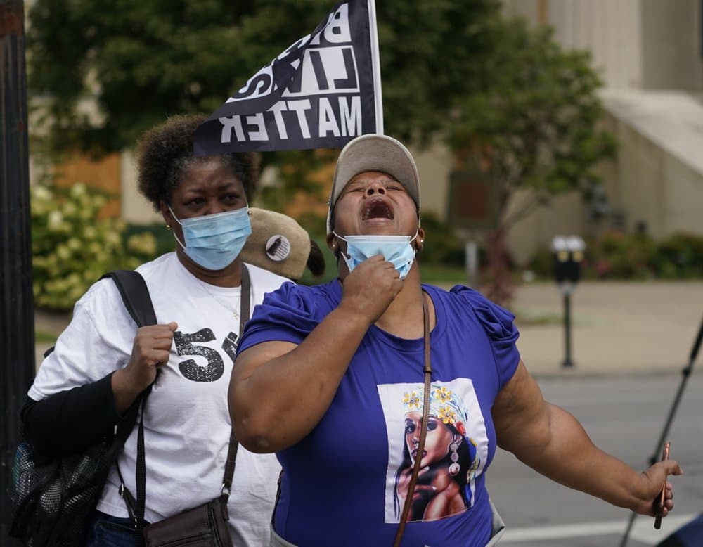 Por la tarde del miércoles y tras conocerse la decisión del gran jurado, varios centenares de personas que se reunieron en Jefferson Square, una plaza céntrica de Louisville, fueron dispersadas por la policía poco antes del comienzo del toque de queda, instaurado desde las 9:00 pm.