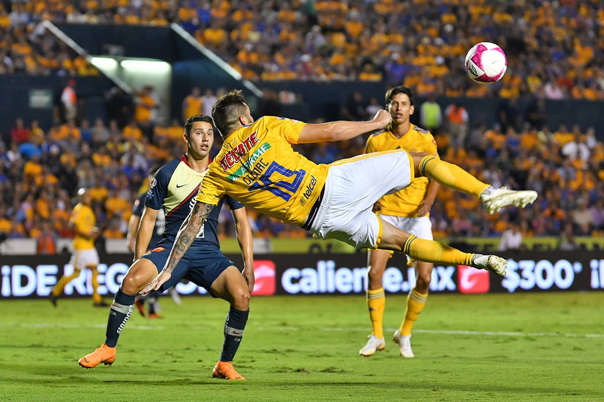 El delantero francés André-Pierre Gignac intentó esta chilena en el primer tiempo en busca de la ventaja.