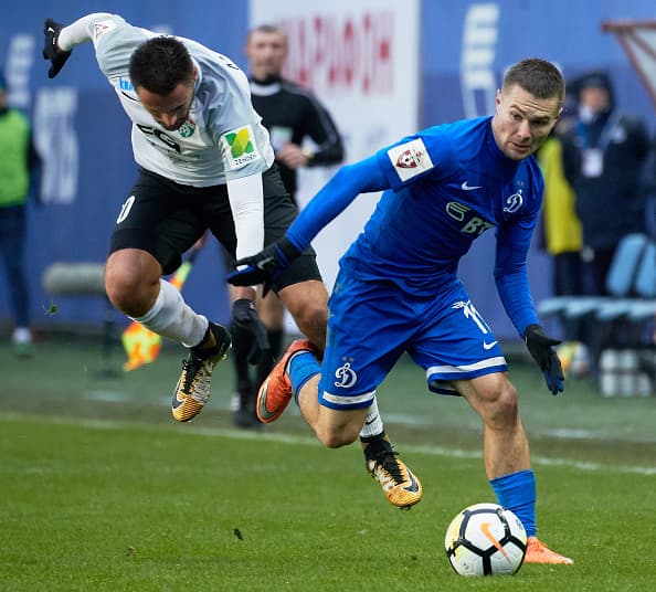 MOSCOW, RUSSIA - OCTOBER 29: Ivan Temnikov of FC Dinamo Moscow vies for the ball with Yevgeni Markov of FC Tosno Saint Petersburg during the during the Russian Premier League match between FC Dinamo Moscow and FC Tosno Saint Petersburg at Arena Khimki stadium on October 29, 2017 in Moscow, Russia. (Photo by Epsilon/Getty Images)