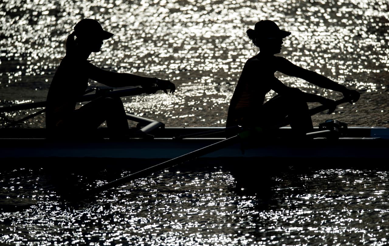 Dan Li y Hongjing Sun compitan en el remo para mujeres por parejas en la final del evento en Diques de Puerto Madero, cerca del Parque Urbano en los JJOO de la Juventud 2018.