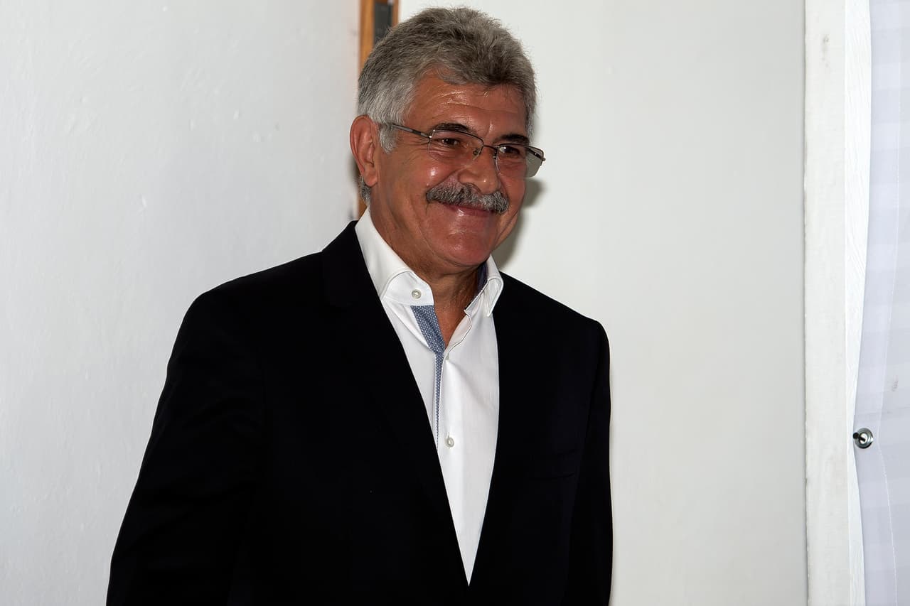 Esto para buscar el compromiso de los jugadores a corto plazo y dedicados de lleno a aprender su estilo de juego para llevarlo a la práctica. Ricardo necesita ser inteligente para poner a los jugadores de peso de su lado.