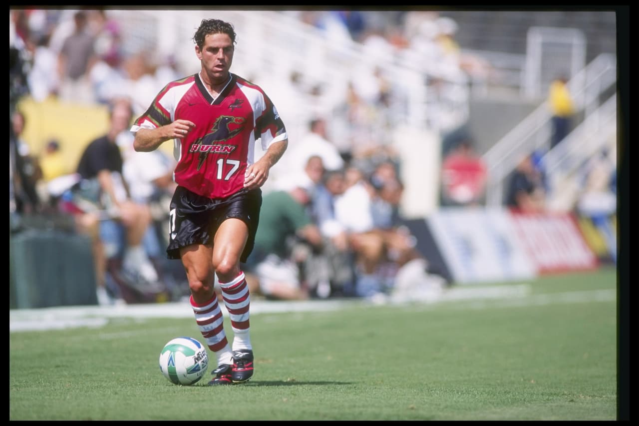 El club en el que jugó Hugo Sánchez vestía una camisa en el que predominaba el rojo y el blanco, tal como ocurre en la versión actual de la franquicia.