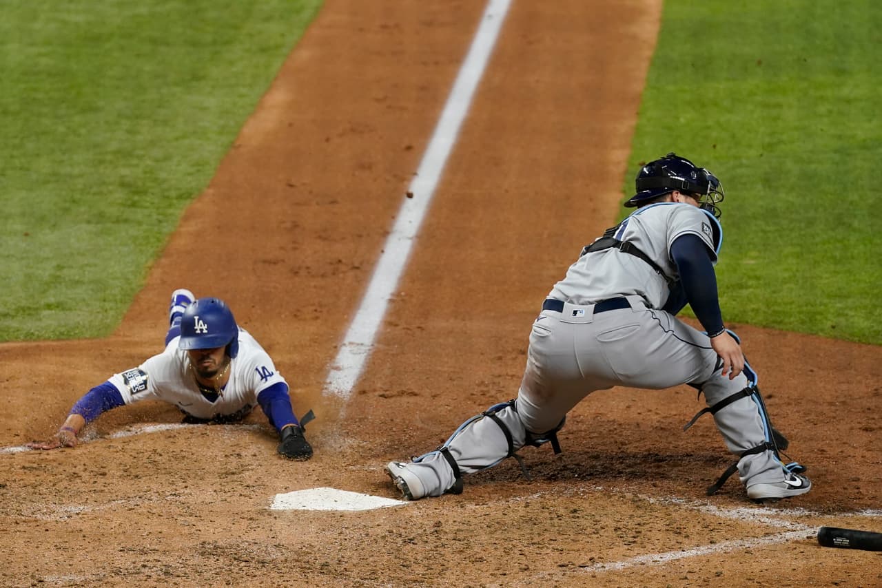 El cambio de pitcher en los Rays sentencia el partido y los Dodgers consiguen remontar la desventaja de 1-0 para vencer 1-3 a los Rays y consiguen su sexta campeonato de Serie Mundial.