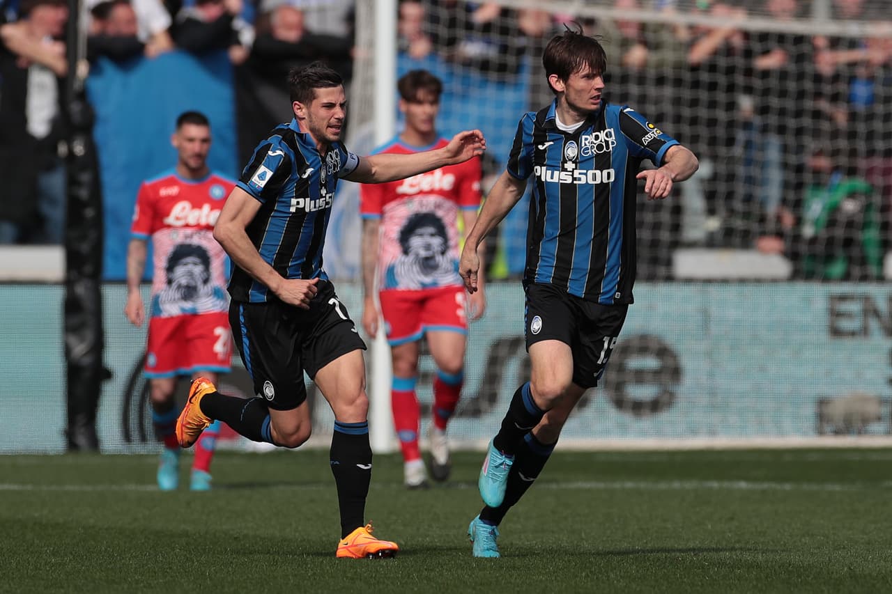 Napoli venció al Atalanta con goles de Lorenzo Insigne, Matteo Politano, Eljif Elmas, quien anotó tras recibir el balón de Hirving Lozano.