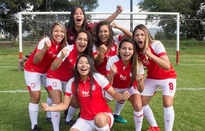 En Sudamérica, la profesionalización del futbol femenino va teniendo sus primeros pasos pero aún falta. En Colombia los detalles contractuales y las canchas en las que se juega no son las mismas que los hombres. El sueldo mínimo es de 245 dólares al mes.