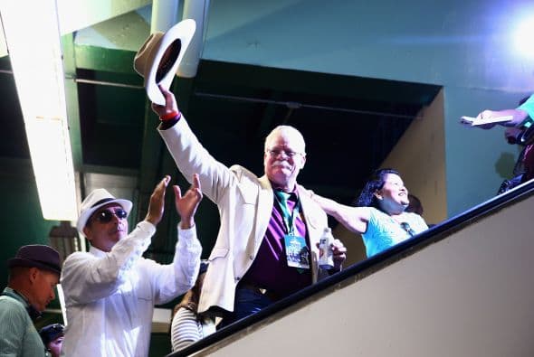 Steve Coburn, co propietario de California Chrome aplaudido como un ídolo.
