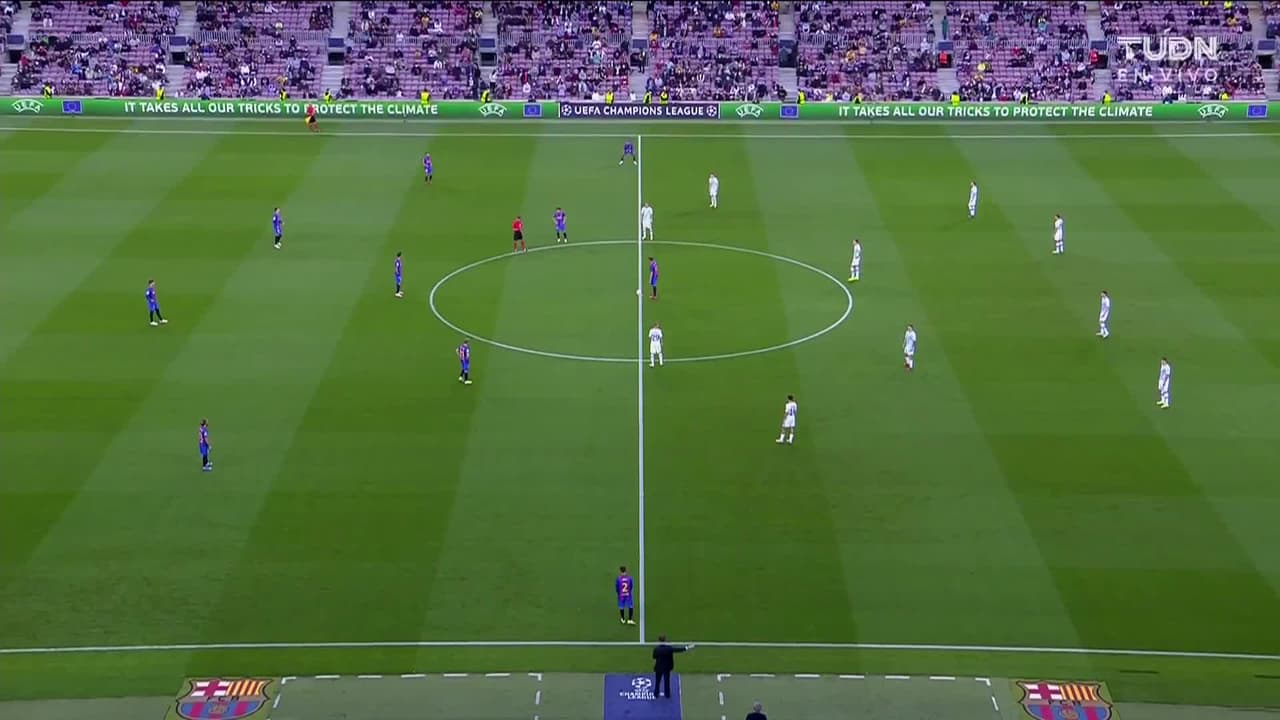 Arranca el partido y la pelota está en juego.