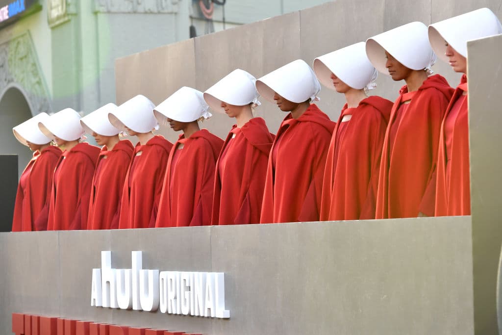 El avance de la cuarta temporada revela el regreso de todo el elenco. Se espera que esto incluya a Elisabeth Moss como June Osborne, Yvonne Strahovski como Serena Joy y Ann Dowd como la tía Lydia.