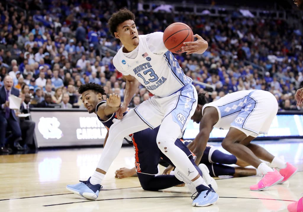 <b>11) Cameron Johnson (North Carolina, Phoenix Suns)</b>. El delantero de los Tar Heels llega a Phoenix tras un canje con Minnesota. Un basquetbolista talentoso y con mucho potencial, que llega a un equipo urgido de mejorar.