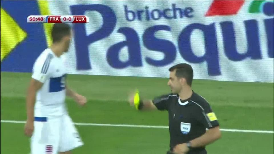 Tarjeta amarilla. El árbitro amonesta a Mathias Jänisch de Luxembourg