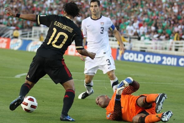 Obra de arte en el gol de Giovani Dos Santos, quien con muchísima clase se quitó a Howard para luego tocar el balón por arriba de Lichaj.