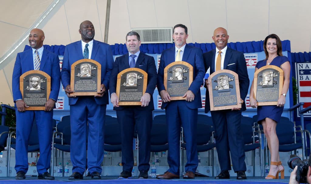 De izquierda a derecha, los nuevos integrantes del Salón de la Fama del Béisbol son Harold Baines, Lee Smith, Edgar Martínez, Mike Mussina, Mariano Rivera y Brandy Halladay, esposa del fallecido Roy Halladay, quienes posan con sus placas que los certifican como inmortales.