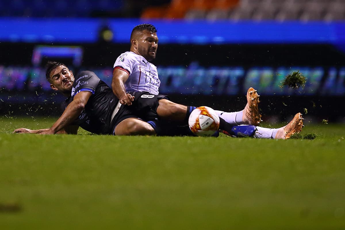 La disputa por el balón fue recia y con el paso de los minutos los jugadores del Puebla adquirieron confianza.