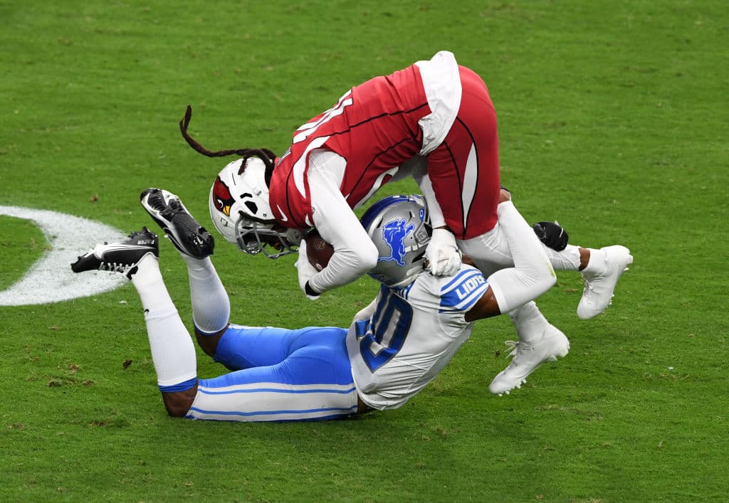 DeAndre Hopkins de Arizona Cardinals es tacleado po Jeff Okudah de Detroit Lions