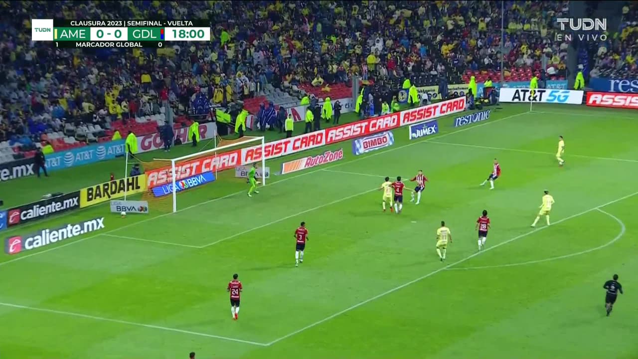 ¡GOOOL! Ronaldo Cisneros anota para Guadalajara.