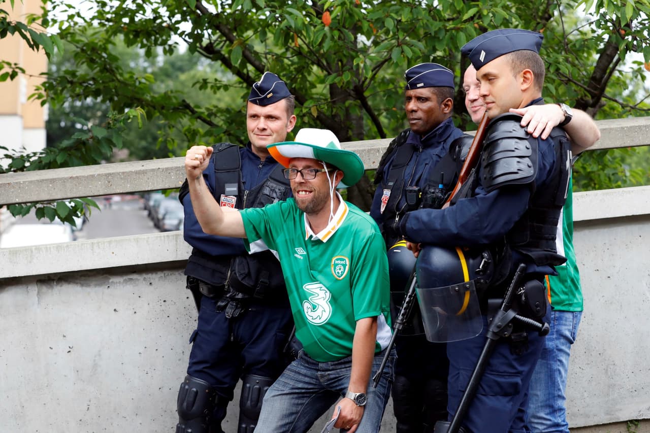Unos no pasaron por alto la seguridad y hasta fotos de tomaron.