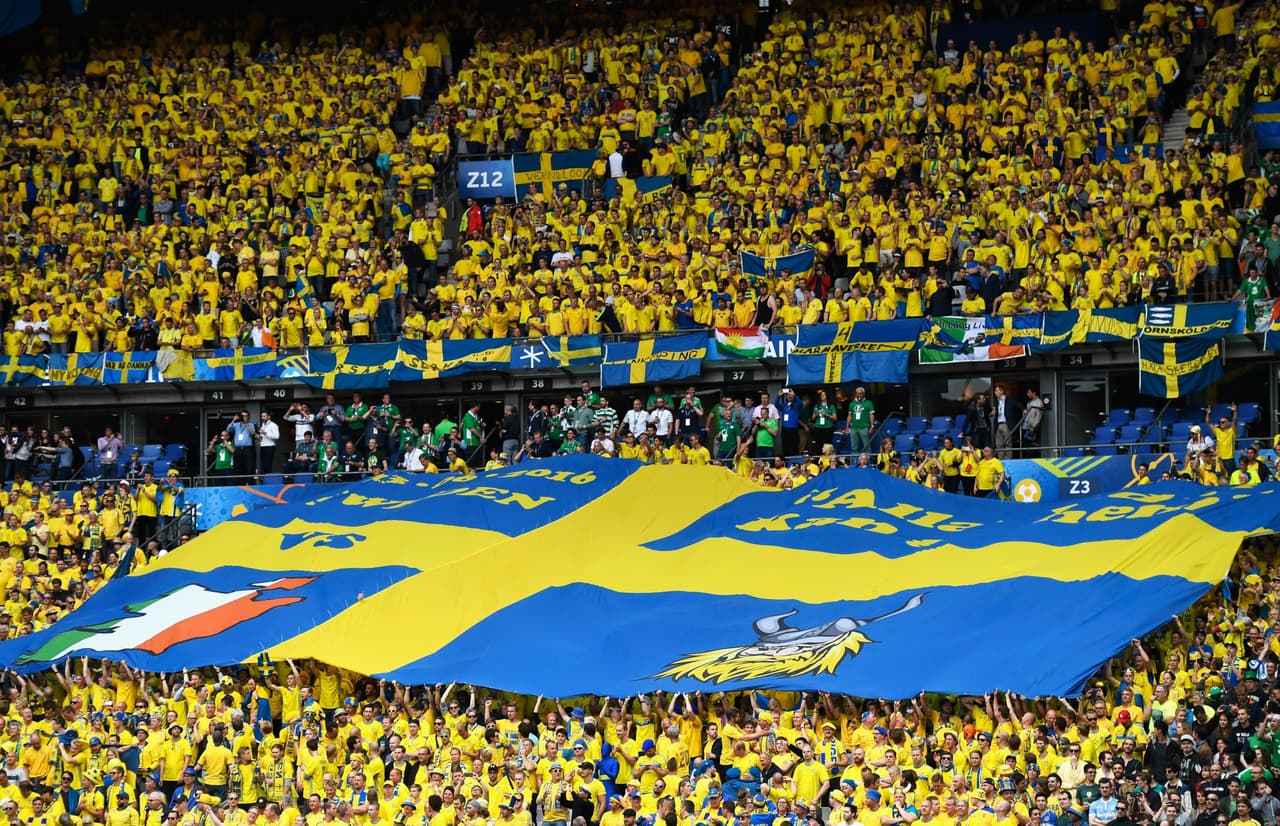 La bandera sueca ondeando por toda la tribuna.