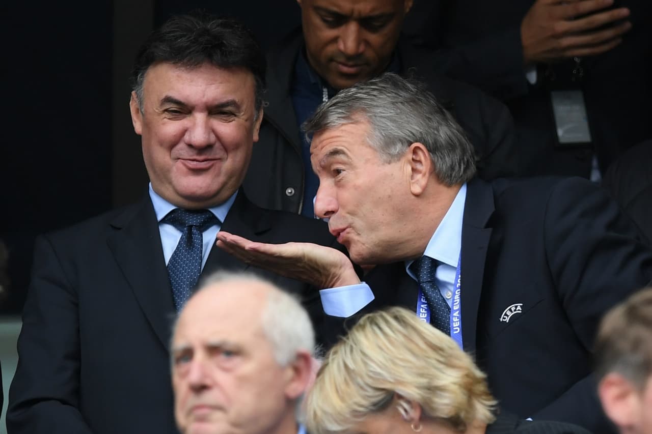 El ex futbolista búlgaro Borislav Biserov Mijailov y el periodista alemán Wolfgang Niersbach disfrutando de la Eurocopa.